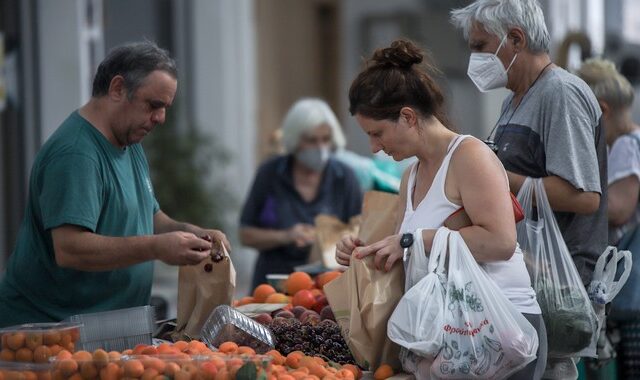 Ακρίβεια: Τι κόβουν οι Έλληνες για να τα βγάλουν πέρα;