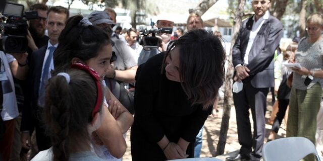 Στην Αθήνα η Αναλένα Μπέρμποκ – Επισκέφτηκε τη δομή φιλοξενίας του Σχιστού