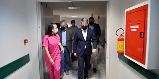 Στο νοσοκομείο της Κέρκυρας ο Ανδρουλάκης – “Εποχή ακρίβειας και φτωχοποίησης, να ενισχυθεί η δημόσια υγεία”