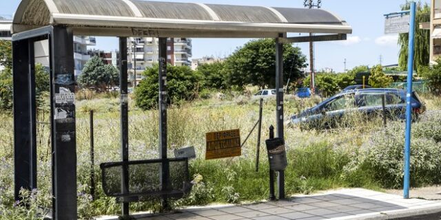 Θεσσαλονίκη: Όχημα έπεσε σε στάση λεωφορείου μετά από τροχαίο – Στο νοσοκομείο τρία παιδιά
