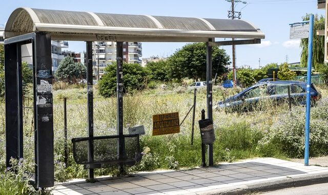 Θεσσαλονίκη: Όχημα έπεσε σε στάση λεωφορείου μετά από τροχαίο – Στο νοσοκομείο τρία παιδιά