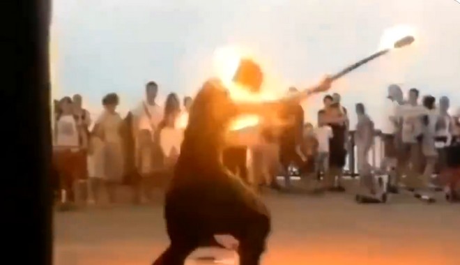 Η σοκαριστική στιγμή που χορευτής τυλίγεται στις φλόγες, ενώ κάνει σόου με φωτιές