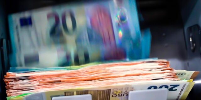 Αυξημένα κατά 799 εκατ. ευρώ τα φορολογικά έσοδα τον Ιούνιο – Ο ρόλος του τουρισμού και ο “γρίφος” του φυσικού αερίου