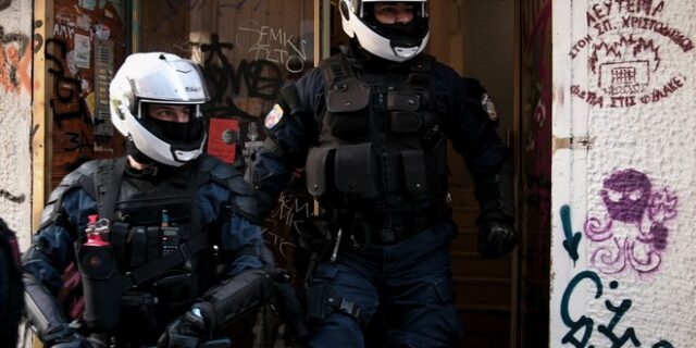 Σε εξέλιξη επιχείρηση εκκένωσης υπό κατάληψη κτιρίου στα Εξάρχεια