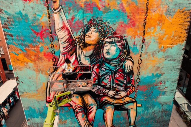 Μπανάλ η καλοσύνη; Street art με τρυφερότητα και ελπίδα από την Alice Pasquini