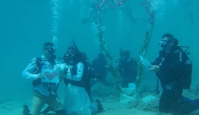 Στην Αλόννησο ο πρώτος υποβρύχιος πολιτικός γάμος – Εντυπωσιακό βίντεο