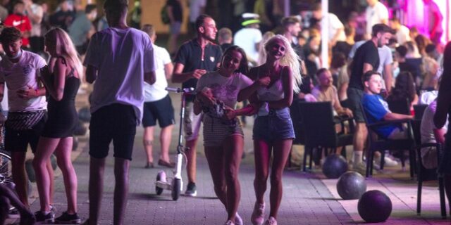 Βαρκελώνη: Καταπολεμά τα πάρτι με ποτό σε εξωτερικούς χώρους με πρόστιμα έως 600 ευρώ