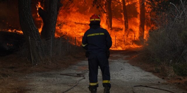 Πολιτική Προστασία: Σχεδόν 50 φωτιές σε 24 ώρες – Πού υπάρχει κίνδυνος την Τρίτη