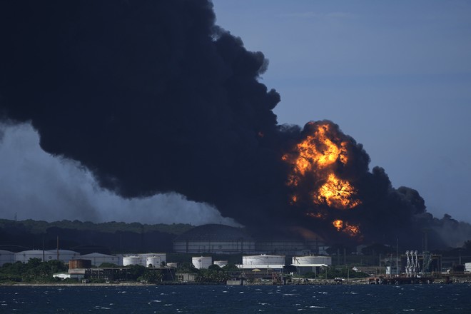 Κούβα: Εκτός ελέγχου η φωτιά σε πετρελαϊκές εγκαταστάσεις – Στις φλόγες και τρίτη δεξαμενή