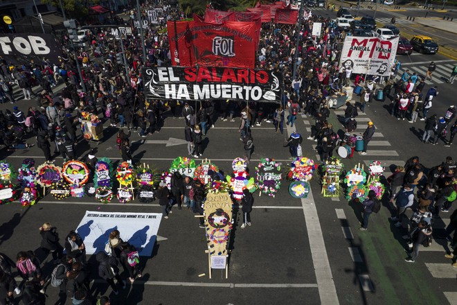 Αργεντινή: Κήδεψαν τον… κατώτατο μισθό