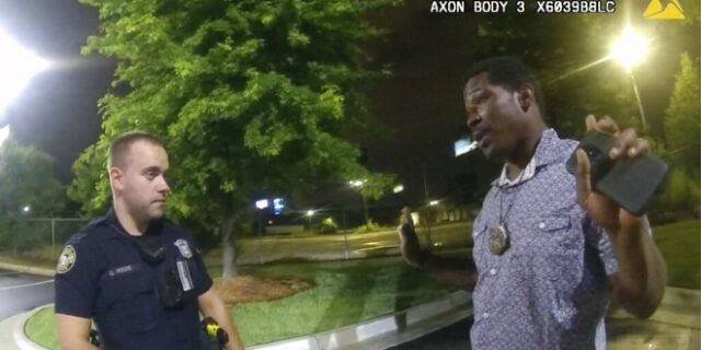 ΗΠΑ: Απαλλάχτηκε από τις κατηγορίες ο αστυνομικός που σκότωσε τον Ρεϊσάρντ Μπρουκς