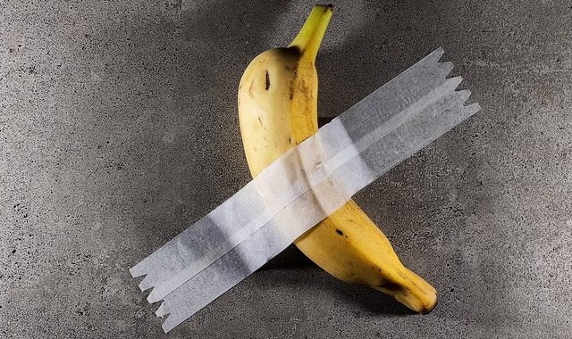 Μπανάνα κολλημένη σε τοίχο διεκδικείται από δύο καλλιτέχνες