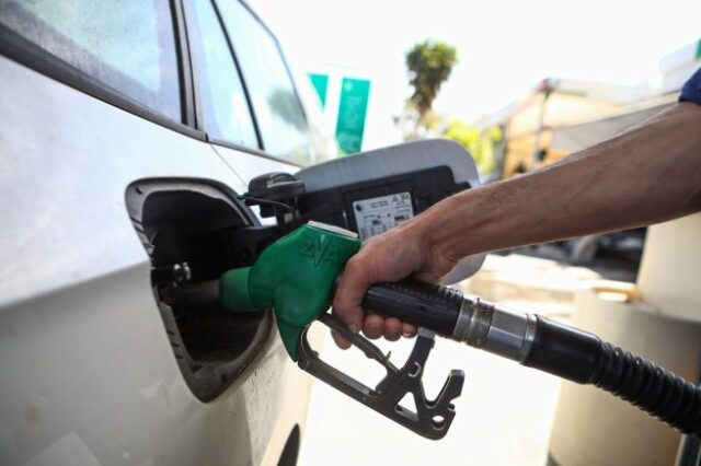 SOS βενζινοπωλών για την τιμή των καυσίμων: “Βάλτε επιδότηση στην αντλία”