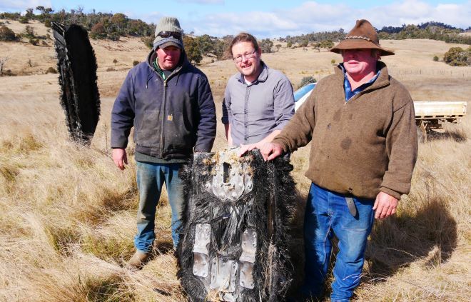 SpaceX: Αγρότες βρήκαν διαστημικά σκουπίδια μέσα σε χωράφι στην Αυστραλία
