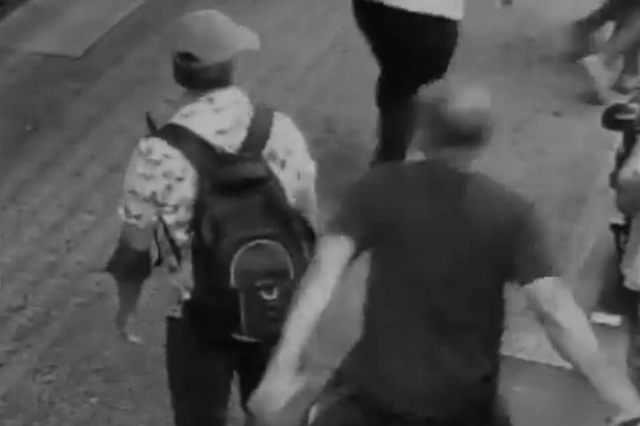 Σοκαριστικό βίντεο από αναίτια επίθεση σε άνδρα στη Νέα Υόρκη – Σε κρίσιμη κατάσταση το θύμα