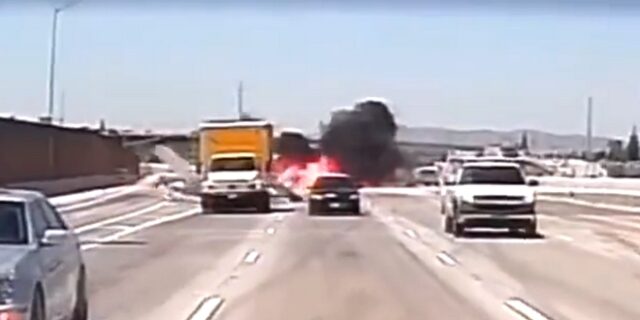 Χάος στην Καλιφόρνια: Αεροσκάφος προσγειώθηκε σε αυτοκινητόδρομο