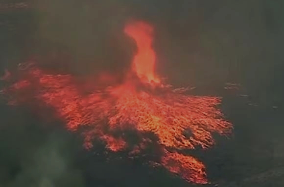 Firenado: Ανεμοστρόβιλος μέσα σε φωτιά στην Καλιφόρνια – Εντυπωσιακό βίντεο