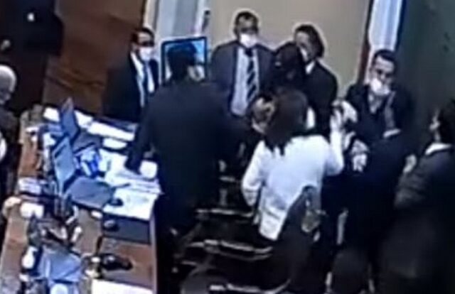 Απίστευτο βίντεο στη Χιλή: Ακροδεξιός βουλευτής χτύπησε τον αντιπρόεδρο της Βουλής