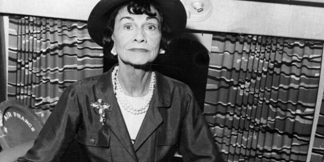 Coco Chanel: 139 χρόνια από τη γέννηση της γυναίκας που άλλαξε την ιστορία της μόδας