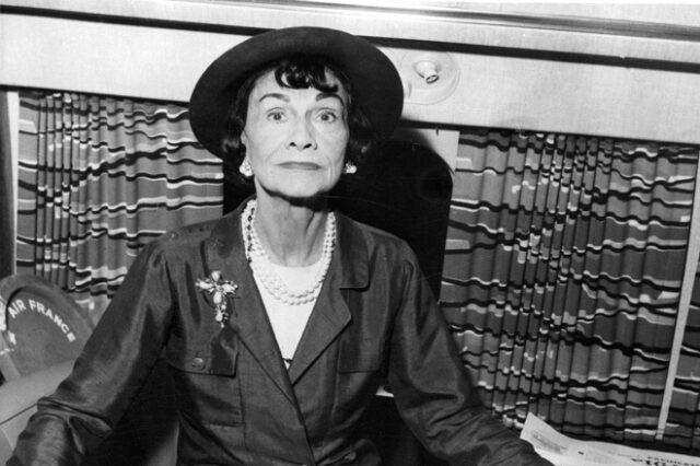 Coco Chanel: 139 χρόνια από τη γέννηση της γυναίκας που άλλαξε την ιστορία της μόδας