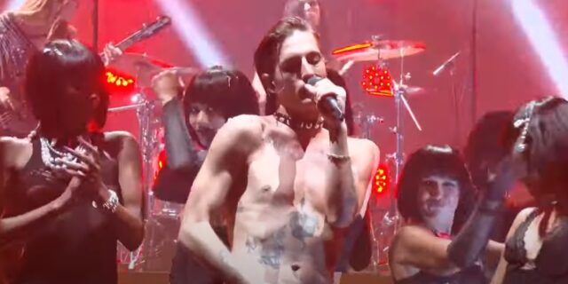 Maneskin: Λογοκρισία για την ημίγυμνη εμφάνιση του Damiano στη σκηνή των MTV VMAs 2022