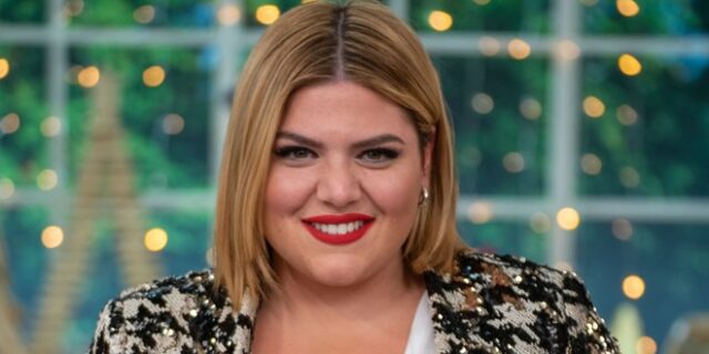 Δανάη Μπάρκα: Αμακιγιάριστη και τόπλες στις Κυκλάδες