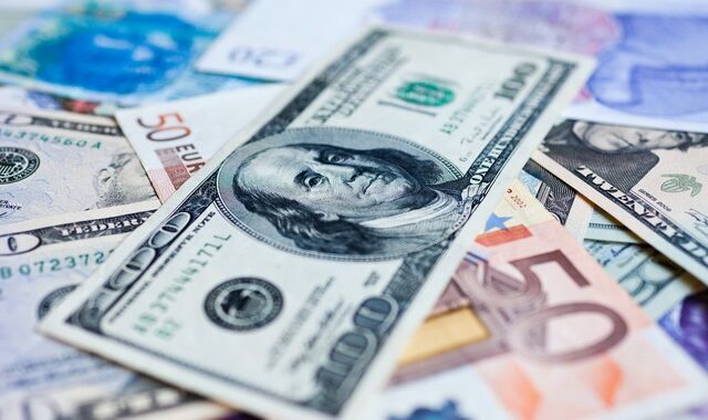 Υψηλό 20ετίας για το δολάριο – Νέες πιέσεις στο Ευρώ