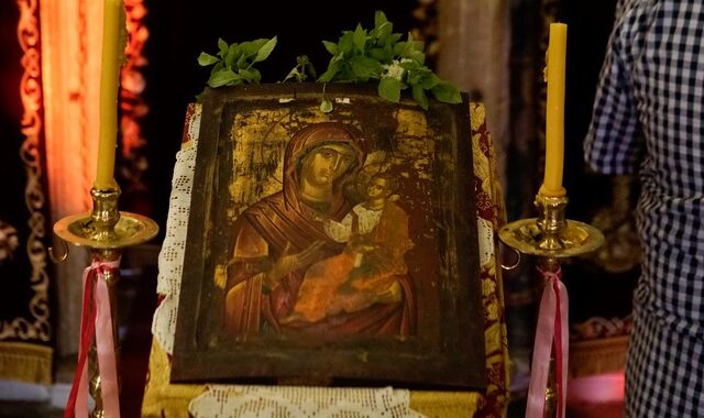 Εορτολόγιο: Κοίμηση της Θεοτόκου – Ποιοι γιορτάζουν τη Δευτέρα 15 Αυγούστου