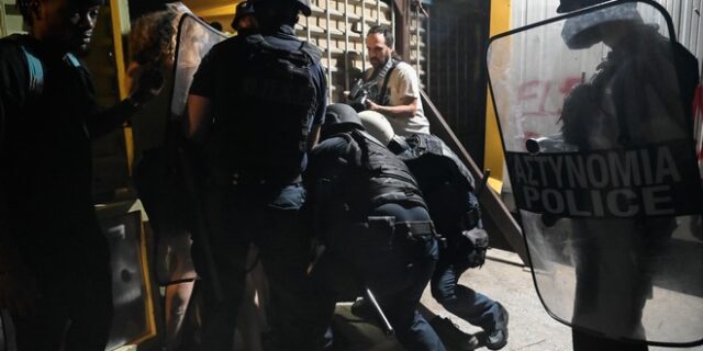 Ελαιώνας: Προσαγωγές έξι ατόμων για τα επεισόδια έξω από την δομή μεταναστών