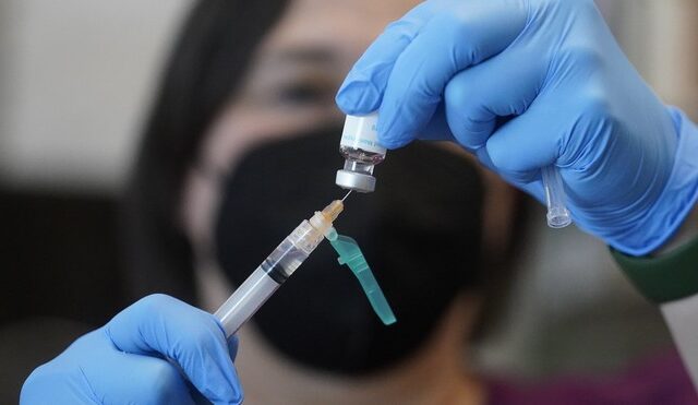 Βασιλακόπουλος: “Το φθινόπωρο τα πρώτα εισπνεόμενα εμβόλια”