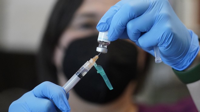 Βασιλακόπουλος: “Το φθινόπωρο τα πρώτα εισπνεόμενα εμβόλια”