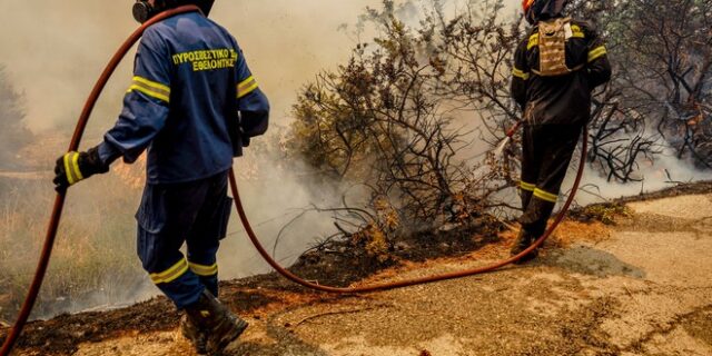 Σε ύφεση η φωτιά στην Κέρκυρα – Υψηλός ο κίνδυνος πυρκαγιών και αύριο