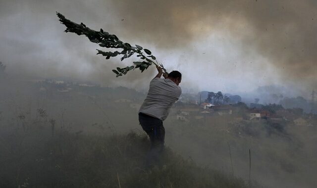 Πορτογαλία: Μαίνεται ανεξέλεγκτη η πυρκαγιά στον εθνικό δρυμό Σέρα ντα Εστρέλα