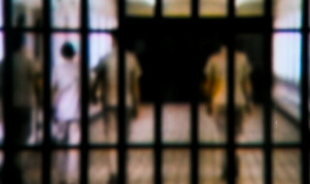Αποτροπιασμός στην Ινδία: Αποφυλάκισαν 11 καταδικασθέντες για ομαδικό βιασμό και δολοφονία εγκύου