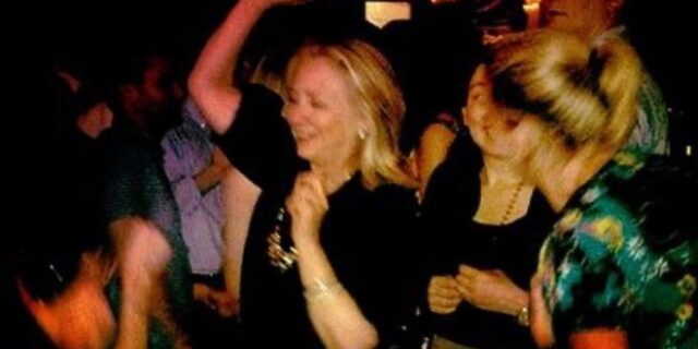 Στο πλευρό της Σάνα Μαρίν η Χίλαρι Κλίντον: Ανάρτησε φωτογραφία που χορεύει σε σύνοδο στην Κολομβία