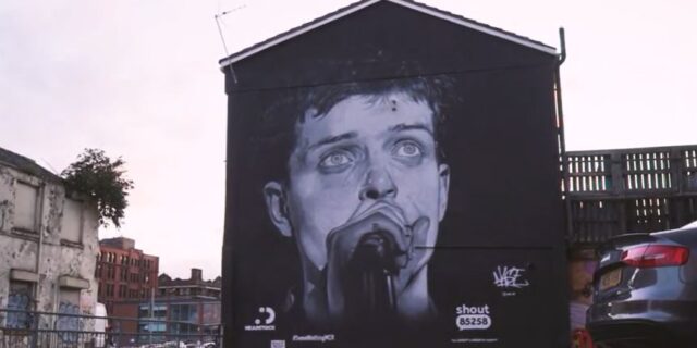 Αντιδράσεις στο Μάντσεστερ: Τοιχογραφία του Ian Curtis των Joy Division καλύφθηκε από διαφήμιση
