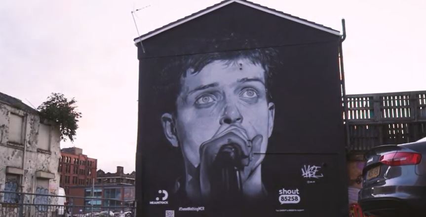 Αντιδράσεις στο Μάντσεστερ: Τοιχογραφία του Ian Curtis των Joy Division καλύφθηκε από διαφήμιση