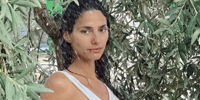 Ηλιάνα Παπαγεωργίου: Οι δροσερές φωτογραφίες με βρεγμένο λευκό μπλουζάκι