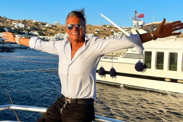 Ηλίας Ψινάκης: “Το πλωτό γηροκομείο πήγε Ιόνιο” – Η φωτογραφία από τις διακοπές του