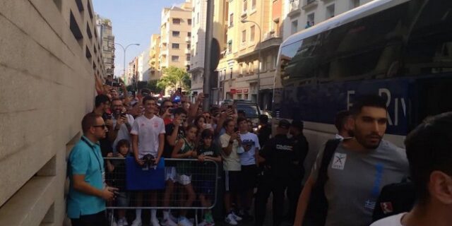 Ισπανία – Ελλάδα: Χαμός για Αντετοκούνμπο στην άφιξη της Εθνικής