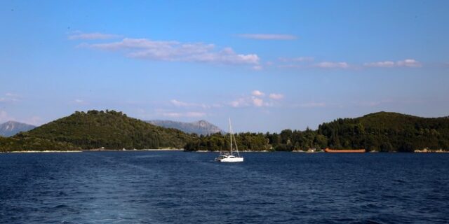 Φωτιά σε ιστιοφόρο σκάφος στο Πόρτο Χέλι – Καλά στην υγεία τους οι επτά επιβαίνοντες
