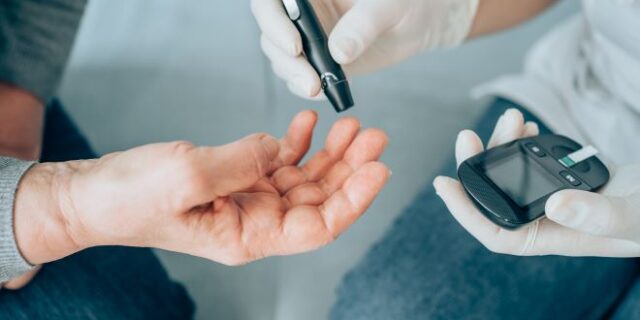 Στους δρόμους οι διαβητικοί για τις τιμές των αναλώσιμων – Διαμαρτυρία στο Υπουργείο Υγείας
