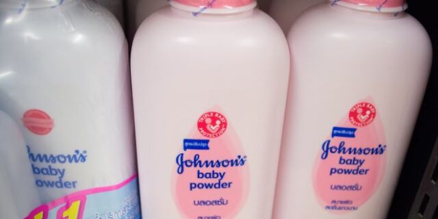 Johnson & Johnson: Καταργεί την παιδική πούδρα, το γνωστό σε όλους ταλκ