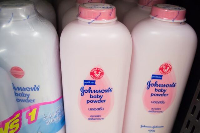 Johnson & Johnson: Καταργεί την παιδική πούδρα, το γνωστό σε όλους ταλκ