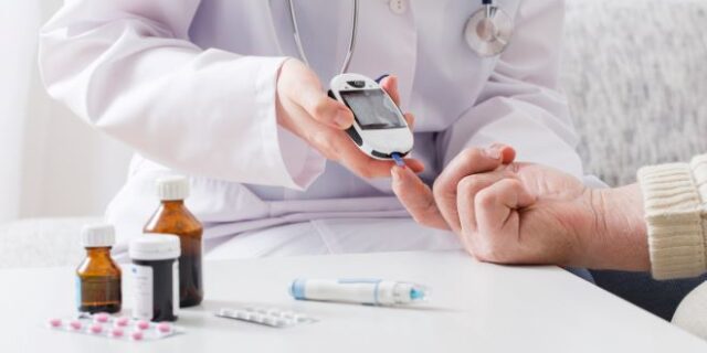 SOS από τους διαβητικούς: Νέο ΦΕΚ τους καλεί να πληρώσουν για απαραίτητα αναλώσιμα που έπαιρναν δωρεάν