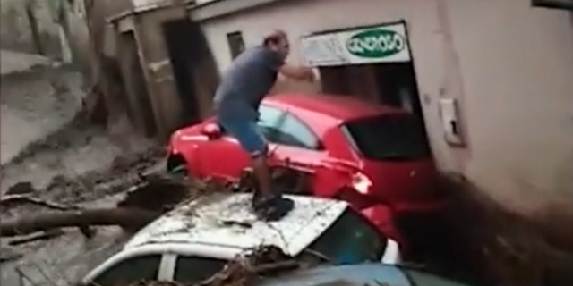 Κακοκαιρία στην Ιταλία: Ισχυρές βροχοπτώσεις στα νότια, χείμαρροι παρέσυραν αυτοκίνητα