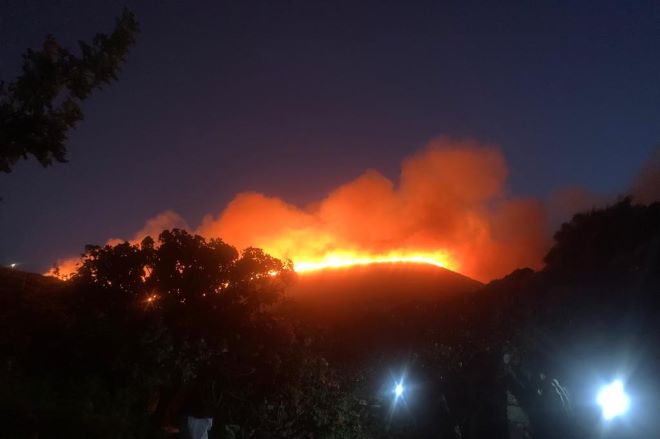 Ιταλία: Φωτιά στο μικρό νησί Παντελερία – Απομακρύνθηκε από τη βίλα του ο Τζόρτζιο Αρμάνι