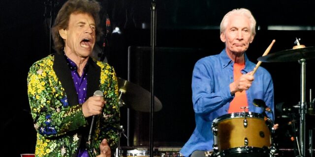 “Η σκέψη μας στον Charlie”: Ο Mick Jagger θυμάται τον Watts στην πρώτη επέτειο του θανάτου του