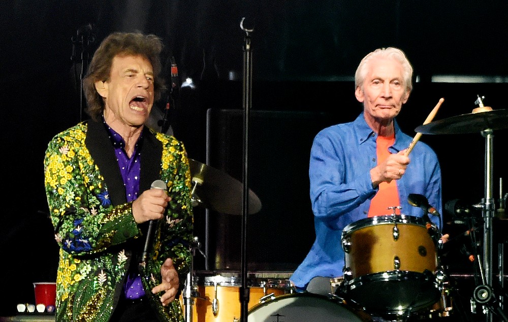 “Η σκέψη μας στον Charlie”: Ο Mick Jagger θυμάται τον Watts στην πρώτη επέτειο του θανάτου του