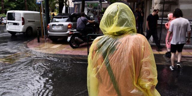 Κακοκαιρία: Πλημμυρισμένοι δρόμοι στην Αττική – Έκτακτο δελτίο επικίνδυνων καιρικών φαινομένων